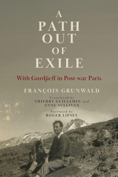 „A Path Out of Exile“ und „With Gurdjieff in Post-war Paris“ sind zentrale Texte. Ein Mann sitzt vor Bergkulisse.