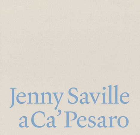 Der Text "Jenny Saville aCa'Pesaro" steht in großer, blauer Schrift auf einem hellen Hintergrund.