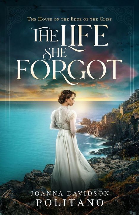 "The Life She Forgot" und "Joanna Davidson Politano" stehen geschrieben. Eine Frau in einem weißen Kleid blickt aufs Meer.