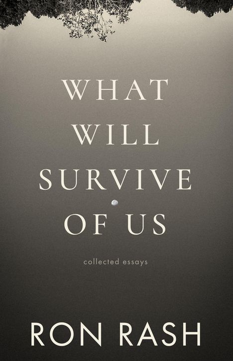 "What Will Survive of Us. Collected essays. Ron Rash." Oben Bäume, unten ein kleiner Mond auf grauem Hintergrund.