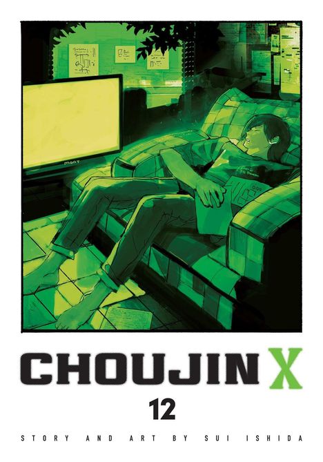 „CHOUJIN X 12“. Ein Junge liegt auf einem Sofa, grün-gelb beleuchtet, mit einem Buch in der Hand.