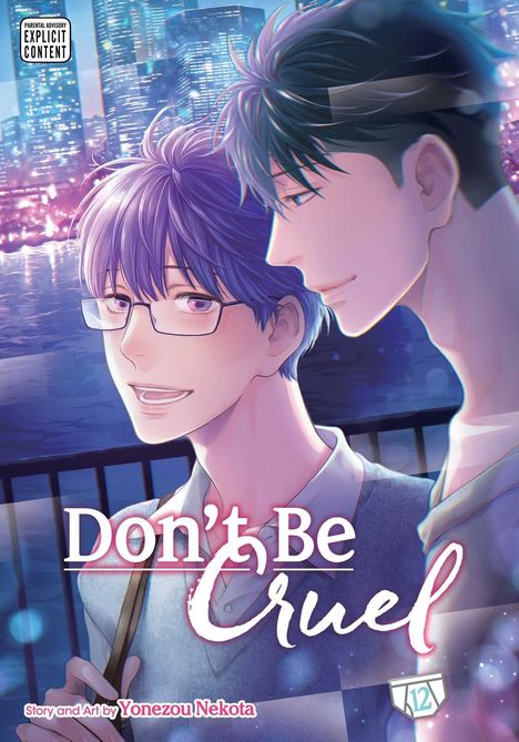 "Don't Be Cruel", zwei junge Männer lächeln am Wasser vor einer beleuchteten Skyline, Lippen fast berührend.