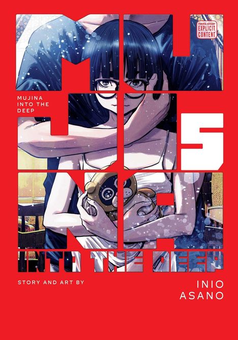 Texte: "Mujina Into the Deep", "Parental Advisory Explicit Content", "Story and Art by Inio Asano". 

Eine Illustration mit einer Person im Vordergrund, die eine Brille und ein Stofftier hält. Alles vor rotem Hintergrund.