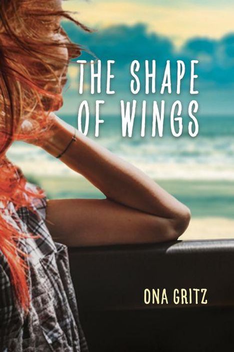 Text: "The Shape of Wings" und "Ona Gritz". Frau blickt aus Autofenster Richtung Meer, ihre Haare wehen im Wind.