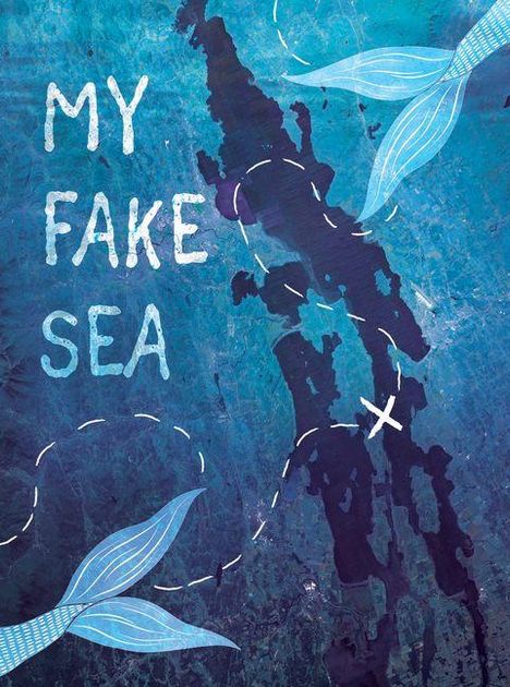 Text: "MY FAKE SEA". Zwei blaue Meerjungfrauenschwänze und eine gezeichnete Route mit Kreuz auf blauem Hintergrund.