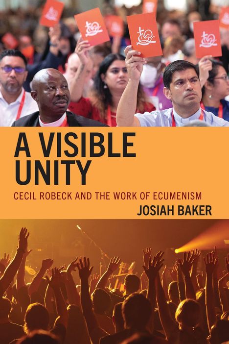 „A Visible Unity“ von Josiah Baker. Menschen heben rote Karten, darunter Konzertbesucher mit erhobenen Händen.