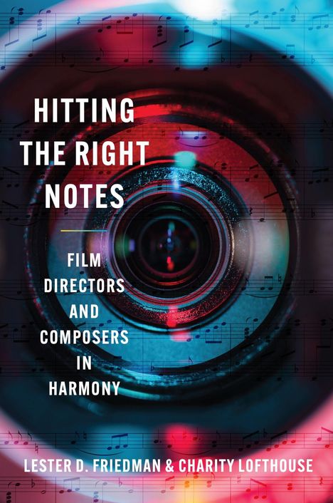 „Hitting the Right Notes: Film Directors and Composers in Harmony“. Kameraobjektiv, bunte Lichter und Notenblätter.