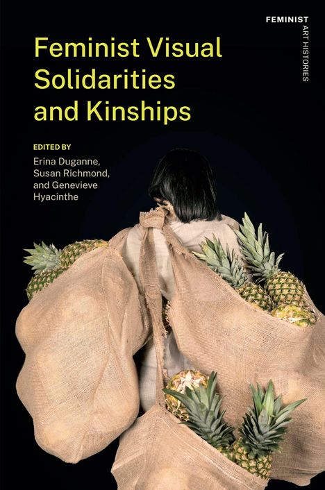 "Feminist Visual Solidarities and Kinships" steht oben. Eine Person trägt große Jutesäcke voller Ananas auf dem Rücken.