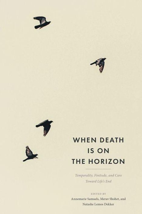 Texte: "WHEN DEATH IS ON THE HORIZON", Untertitel über Endlichkeit. Vier Vögel fliegen auf beigem Hintergrund.
