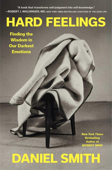 Texte: "HARD FEELINGS", "Finding the Wisdom in Our Darkest Emotions", "DANIEL SMITH". Eine Decke über einem Stuhl.
