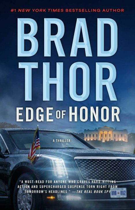 Text: "BRAD THOR, EDGE OF HONOR, A THRILLER." Ein Auto mit US-Flagge. Im Hintergrund ein großes, beleuchtetes Gebäude.
