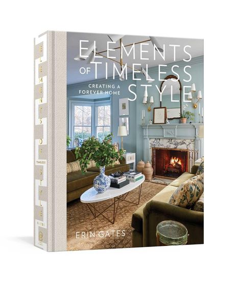 „Elements of Timeless Style: Creating a Forever Home“ von Erin Gates. Stilvolles Wohnzimmer mit Kamin.