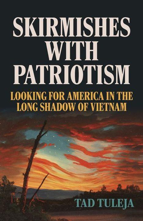 „SKIRMISHES WITH PATRIOTISM“ oben, darunter „LOOKING FOR AMERICA IN THE LONG SHADOW OF VIETNAM“. Dramatische Landschaft darunter.