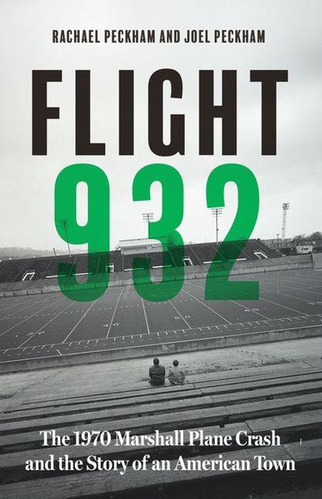 Titel: "Flight 932". Untertitel: "The 1970 Marshall Plane Crash and the Story of an American Town". Zwei Personen sitzen im leeren Stadion.