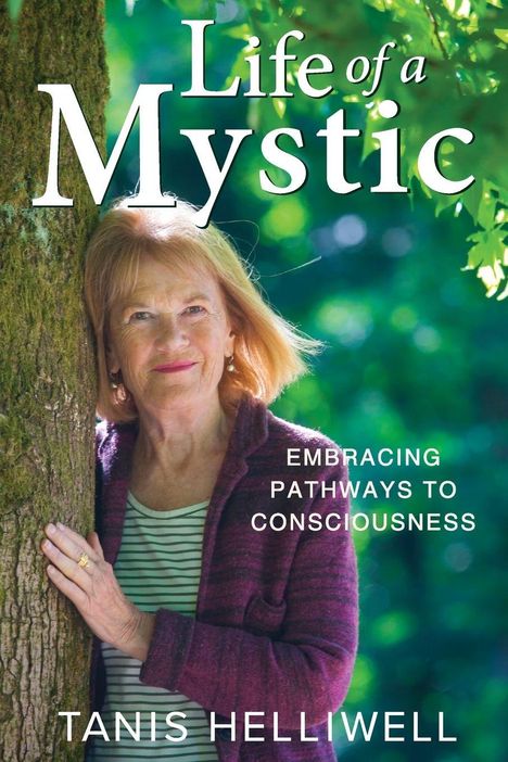 „Life of a Mystic“, „Embracing Pathways to Consciousness“, „Tanis Helliwell“. Frau lehnt an einem Baum, lächelnd.