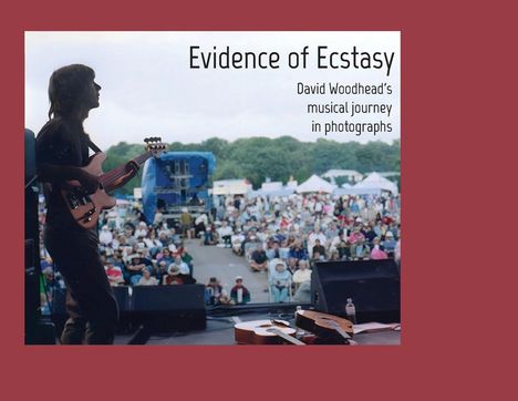 Text: "Evidence of Ecstasy. David Woodhead’s musical journey in photographs."  
Ein Musiker spielt Bass vor einem großen Publikum im Freien.