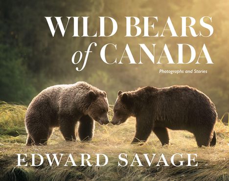 "Wild Bears of Canada: Photographs and Stories" von Edward Savage. Zwei Bären stehen sich auf einer Wiese gegenüber.