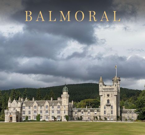 Text: "BALMORAL". Eine große, graue Burg mit Türmen vor bewölktem Himmel und grünen Wäldern im Hintergrund.