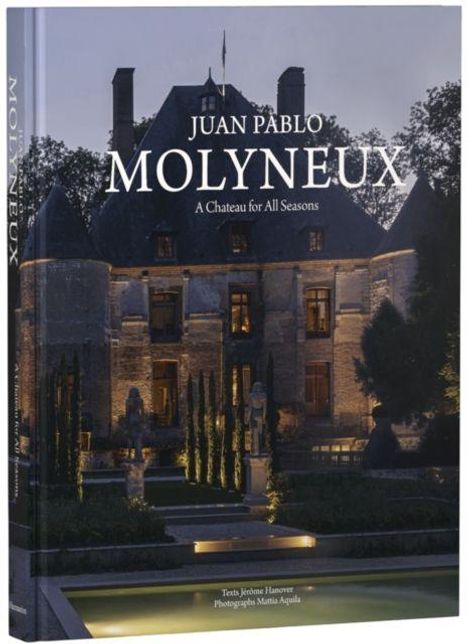 Buchtitel: "Juan Pablo Molyneux: A Chateau for All Seasons". Bild eines beleuchteten Chateaus in der Abenddämmerung.