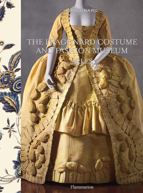 "The Fragonard Costume and Fashion Museum, Arles. Flammarian." Eine Schaufensterpuppe trägt ein reich verziertes gelbes Kleid.