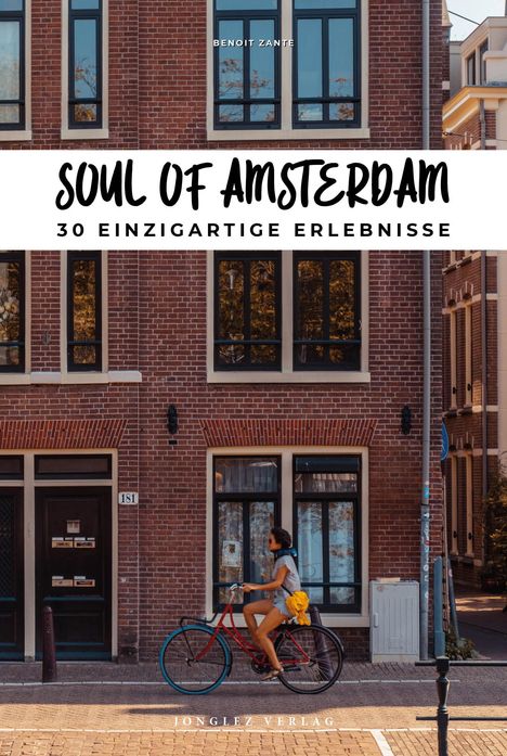"Soul of Amsterdam: 30 einzigartige Erlebnisse". Eine Person fährt auf einem roten Fahrrad vor einem Backsteingebäude.