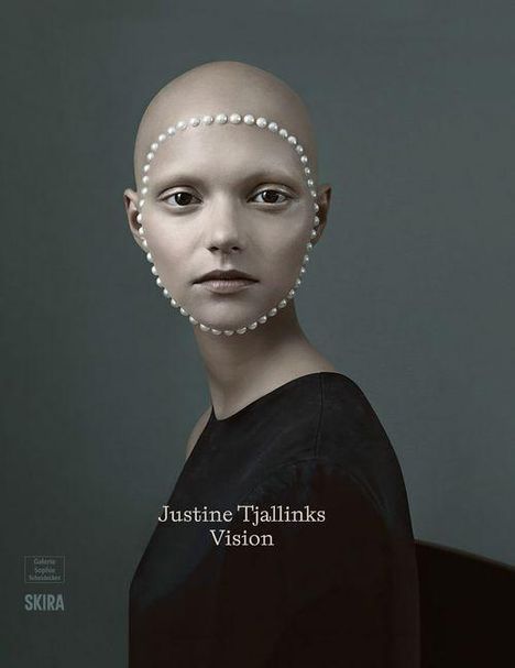 „Justine Tjallinks Vision“. Eine Frau mit Perlen auf dem Gesicht, in einem dunklen Gewand, schaut nach vorn.