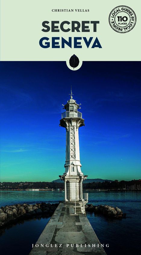 "SECRET GENEVA" zeigt einen weißen Leuchtturm, der auf einem Steg am ruhigen Wasser steht; blauer Himmel im Hintergrund.