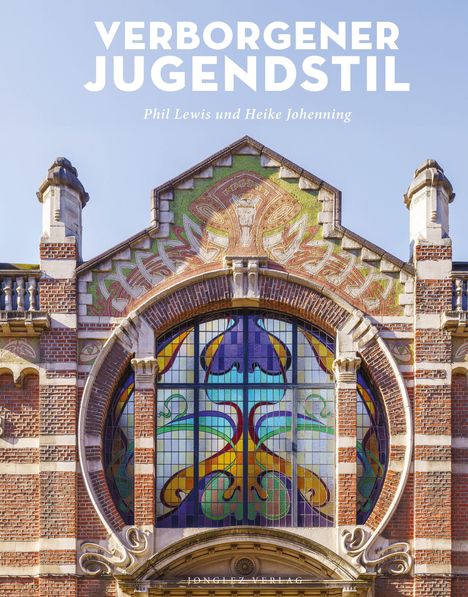 "Verbrogener Jugendstil" in Weiß, darunter Autoren. Gebäude mit dekorativem Jugendstil-Fenster, bunte Glasmuster, Ziegelmauerwerk.