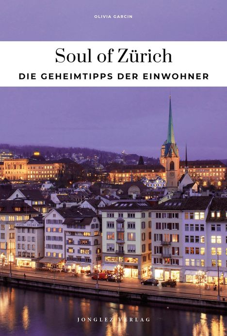 Soul of Zürich: Die Geheimtipps der Einwohner. Abendaufnahme der Stadt mit beleuchteten Gebäuden und einer Kirche.