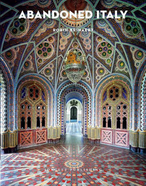 "Abandoned Italy", Robin Brinaert. Buntes, detailreiches Gewölbe mit Mosaiken und Holztüren, antiker Kronleuchter.