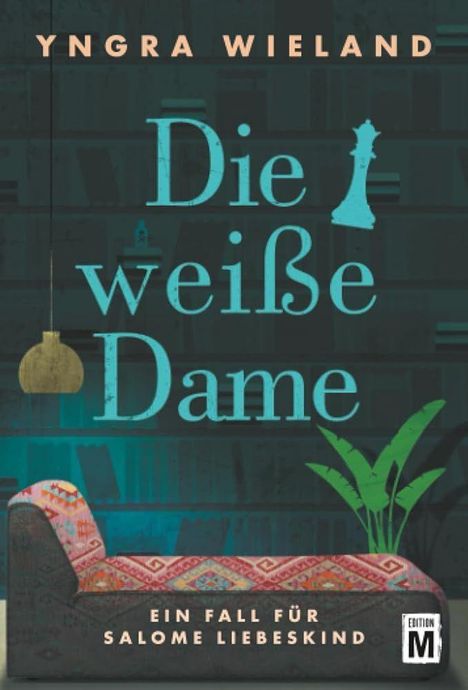 „Die weiße Dame“ in Türkis mit Schachfigur. Darunter ein Sofa, links eine Lampe, rechts eine Pflanze.