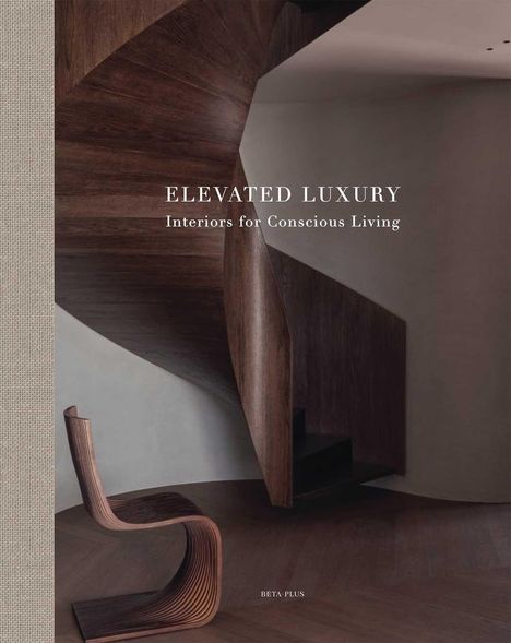 Text: "ELEVATED LUXURY: Interiors for Conscious Living". Eine elegante Holztreppe und ein moderner Stuhl.