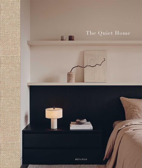 "The Quiet Home" in ruhiger, minimalistischer Schlafzimmerdekoration: Bett, Nachttisch, Lampe und dekorative Objekte.