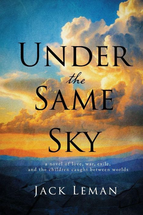 „Under the Same Sky“ von Jack Leman, Roman über Liebe und Krieg. Im Hintergrund ein dramatischer Himmel mit Sonnenuntergang.