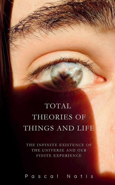 Text: "TOTAL THEORIES OF THINGS AND LIFE. THE INFINITE EXISTENCE…". Nahaufnahme eines Auges mit Spiegelung.