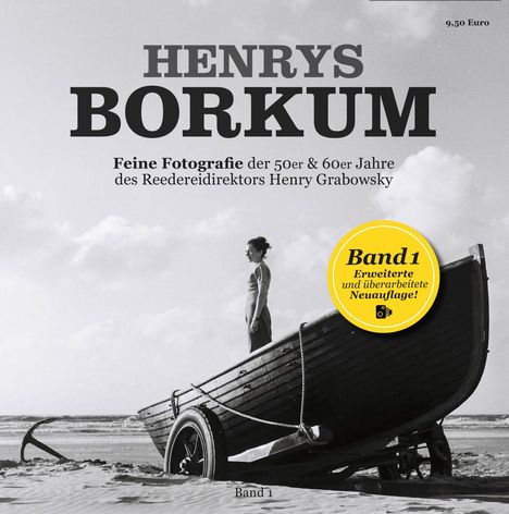 "Henrys Borkum", "Feine Fotografie der 50er & 60er Jahre", "Band 1", Frau auf Boot am Strand, Schwarz-Weiß, vintage Stil.