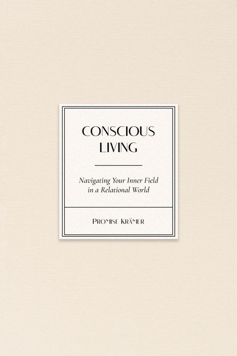 Text: "CONSCIOUS LIVING. Navigating Your Inner Field in a Relational World. PROMISE KRÄMER." Beige Hintergrund.