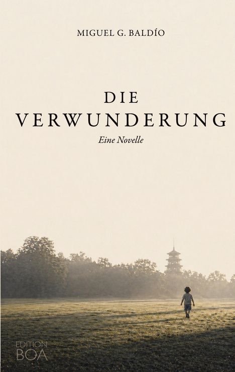 Titel: Die Verwunderung. Autor: Miguel G. Baldío. Eine Wiese, darauf ein Kind, im Hintergrund ein Turm im Morgenlicht.