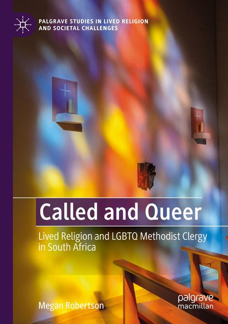Titel: "Called and Queer". Buntes Kirchenfenster-Lichtspiel auf Wänden und Bänken.