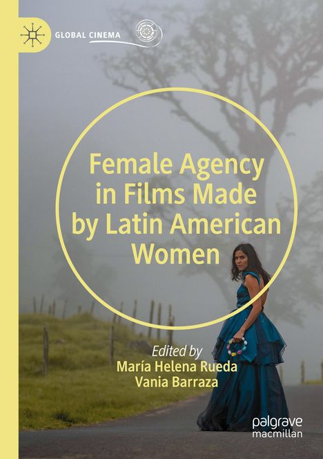 "Female Agency in Films Made by Latin American Women." Frau in blauem Kleid auf nebliger Straße.