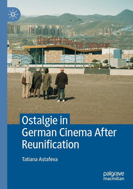 Titel: "Ostalgie in German Cinema After Reunification". Vier Personen gehen auf ein Gebäude im Hintergrund zu.