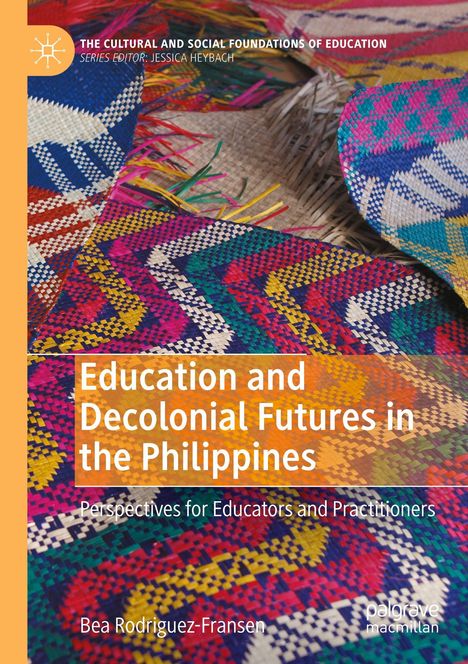 "Education and Decolonial Futures in the Philippines" auf bunter gewebter Mattenstruktur. Serie von Jessica Heybach.