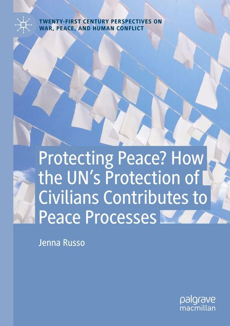 „Protecting Peace?“ in Weiß auf blauem Rechteck. Darüber helle Stofffahnen gegen blauen Himmel.