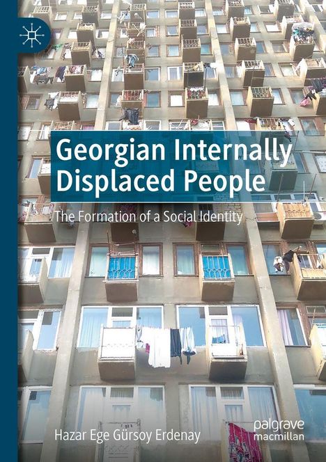 „Georgian Internally Displaced People“ ist der Titel. Hintergrund: Ein Betonwohngebäude mit vielen Balkonen.
