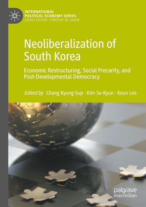 "Neoliberalization of South Korea" in Weiß auf Grün. Unten ein Puzzleball auf Schachbrett mit Puzzleteilen.
