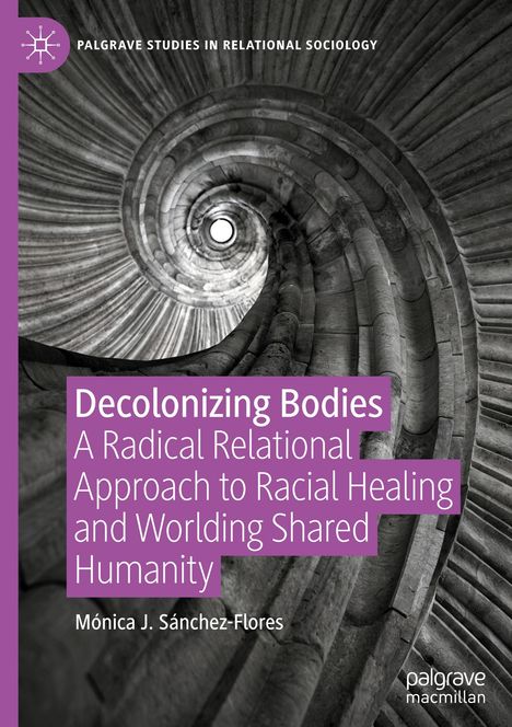 „Decolonizing Bodies“ von Mónica J. Sánchez-Flores beschreibt einen radikalen relationalen Ansatz zur Heilung und geteilten Menschlichkeit. Eine spiralförmig aufsteigende Steintreppe dominiert die Szene.