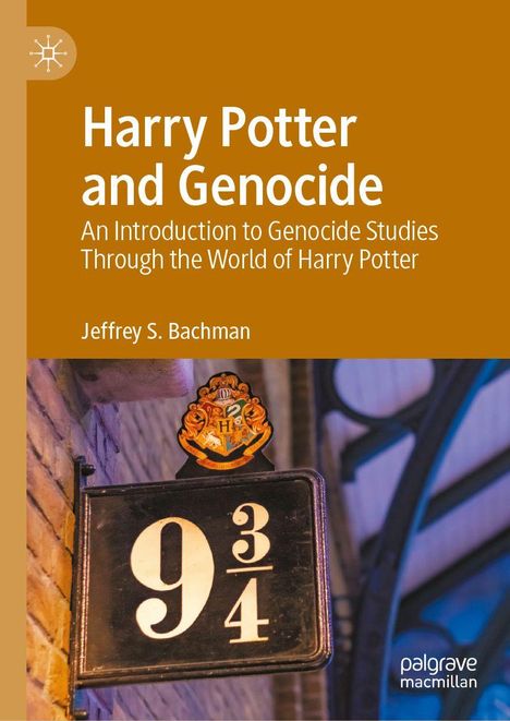 "Harry Potter and Genocide" von Jeffrey S. Bachman thematisiert Genozid-Studien durch die Welt von Harry Potter. Schild mit 9¾.
