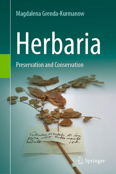 Text: "Magdalena Grenda-Kurmanow, Herbaria, Preservation and Conservation". Getrocknete Pflanze mit handgeschriebenem Etikett.