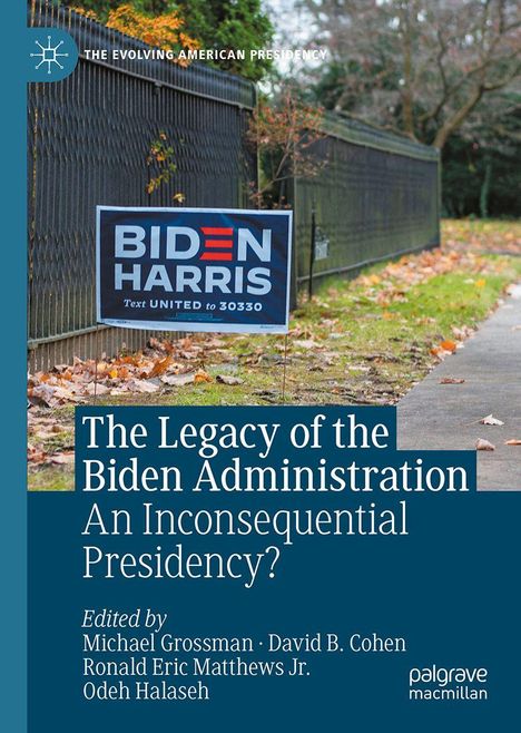"The Legacy of the Biden Administration: An Inconsequential Presidency?" Schild an Zaun, Herbstlaubbedeckte Straße.