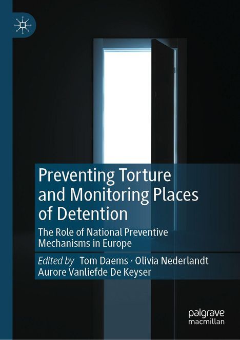 Titel: "Preventing Torture and Monitoring Places of Detention". Ein offener, heller Türspalt in dunkler Umgebung.